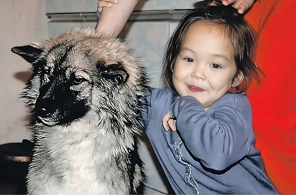 Девочка потерялась в тайге на 12 дней и выжила: история Карины. На фото Карина и Найда (Малыш) / © ГКУ «Служба спасения РС (Якутия)»