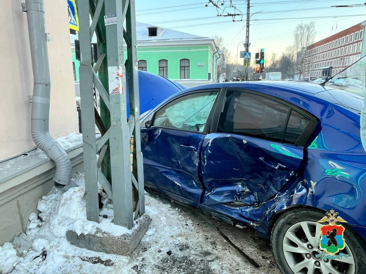 В Петрозаводске машина влетела в толпу пешеходов, есть пострадавшие. Фото © Telegram/Полиция Карелии