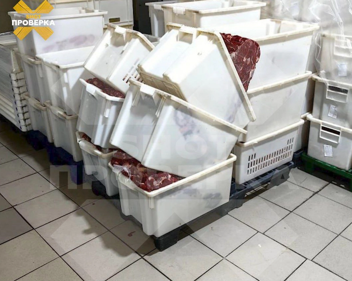 Компания «Русские традиции» готовит еду в антисанитарии. Фото © Telegram / SHOT ПРОВЕРКА