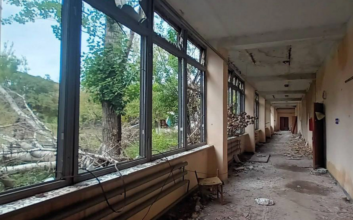 Вдохновение для книги Александру приходилось находить среди руин — там, где от привычной жизни остались только стены. Фото из личного архива героя