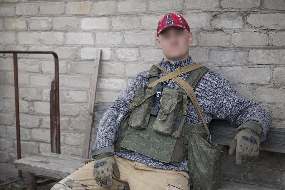 В кадре Александр скрывает лицо — но в книге предельно откровенен. Фото из личного архива героя 