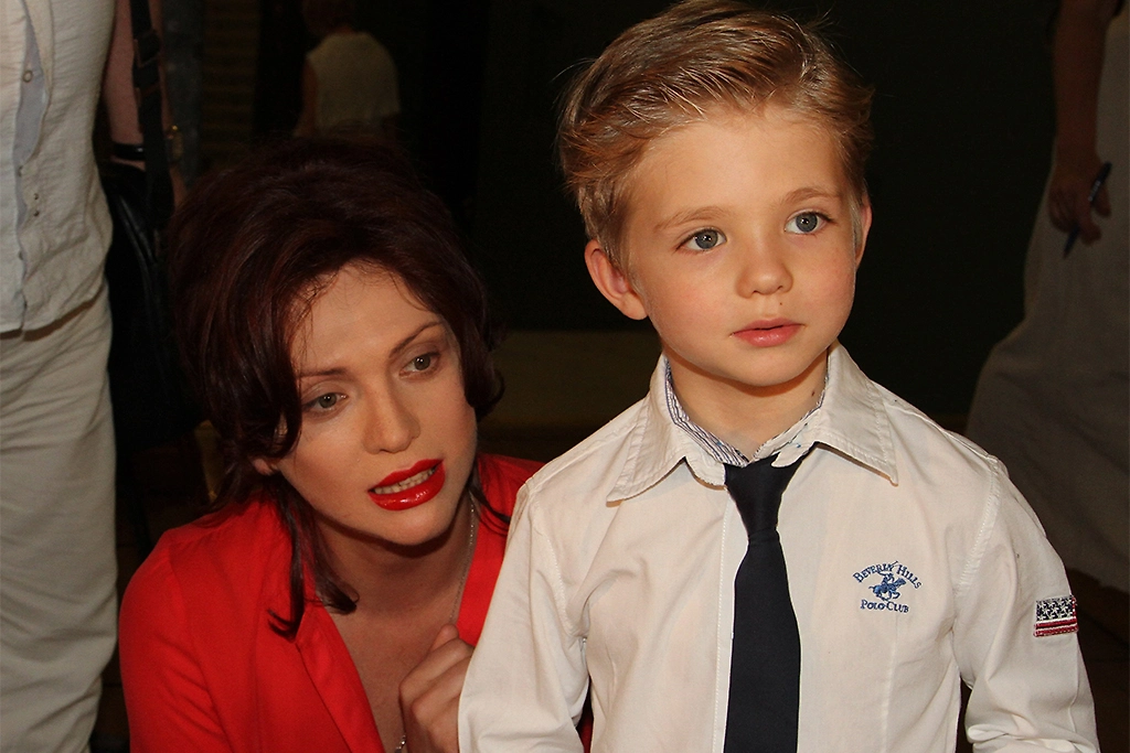 Актриса Ольга Дроздова с сыном Елисеем, которого родила в 42 года. Фото © ТАСС / Сергей Виноградов