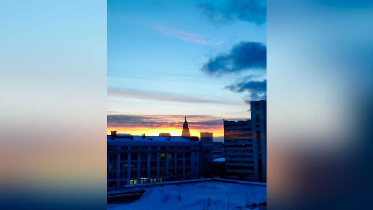 Закат в цветах триколора в Москве. Фото © Life.ru