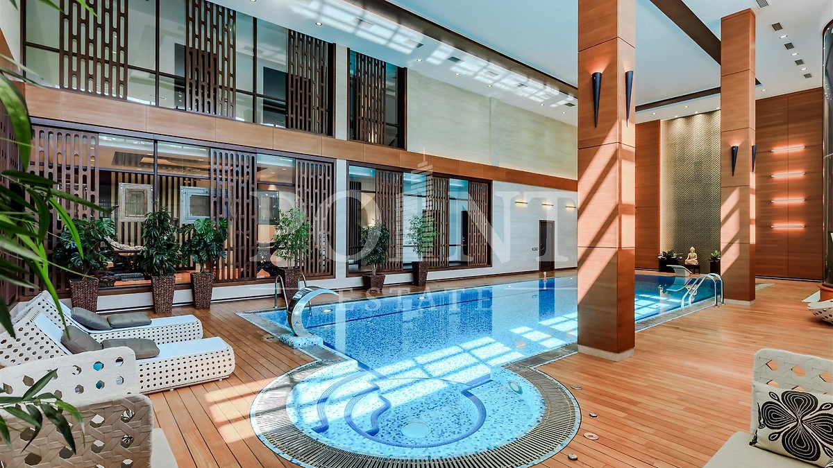 Здесь есть свой бассейн с сауной. Фото © pointestate