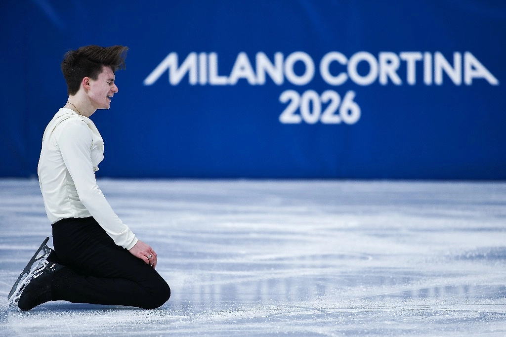 Фигурист Максим Наумов почтил память родителей. Фото © ТАСС / Михаил Терещенко