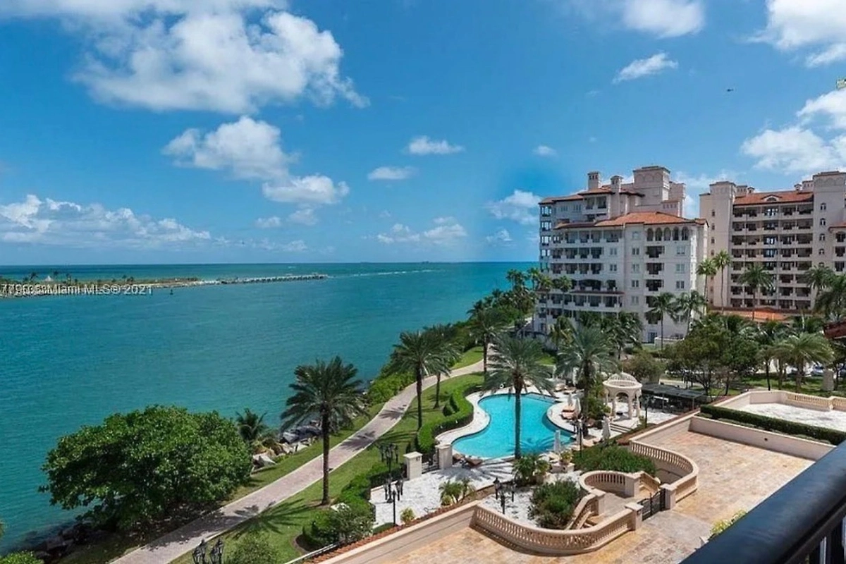 В этом доме находится квартира хоккеиста Ковальчука. Фото © zillow.com