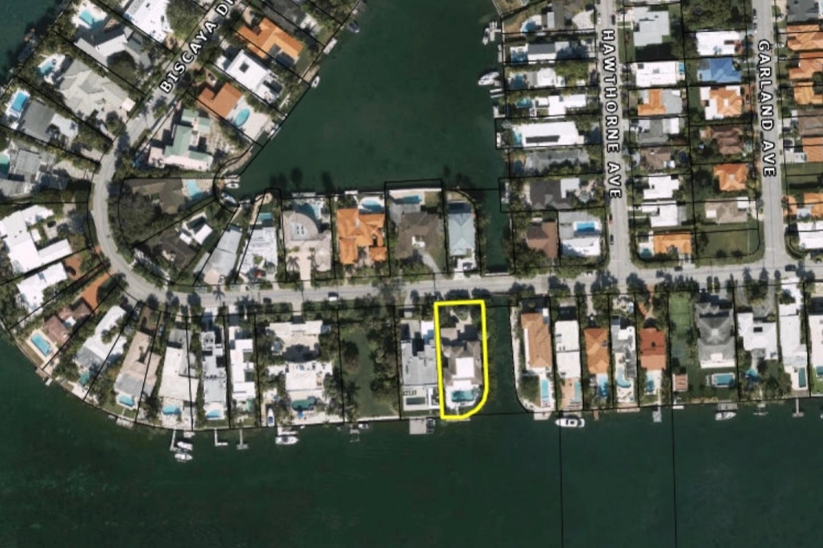 Леонтьев живёт на острове Бискайя. Фото © redfin.com