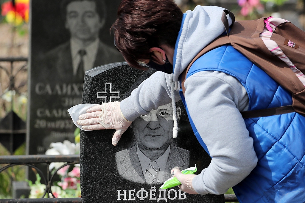 Можно ли ехать на кладбище в Родительскую субботу. Фото © ТАСС / TATYANA ZENKOVICH / ЕРА 