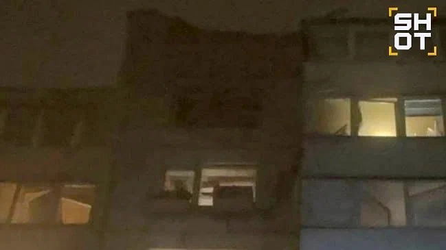 Многоэтажка повреждена в Белгороде после атаки ВСУ. Фото © SHOT
