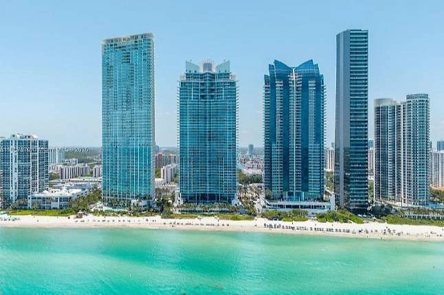 Пентхаус Овечкина в высотке посередине левее. Фото © zillow.com 