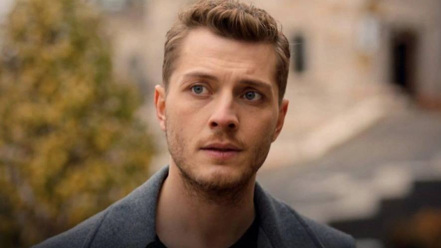 Бурак Тозкопаран в сериале «Под одним дождём». Фото © Кадр из фильма «Под одним дождём», режиссёр Али Балджи / Kinopoisk