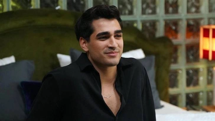 Мерт Разаман Демир сыграл в новом сериале «С нами ничего не случится», 2026 год. Фото © Кадр из фильма «С нами ничего не случится», режиссёр Неслихан Йешильюрт, сценарист Пынар Булут / Kinopoisk