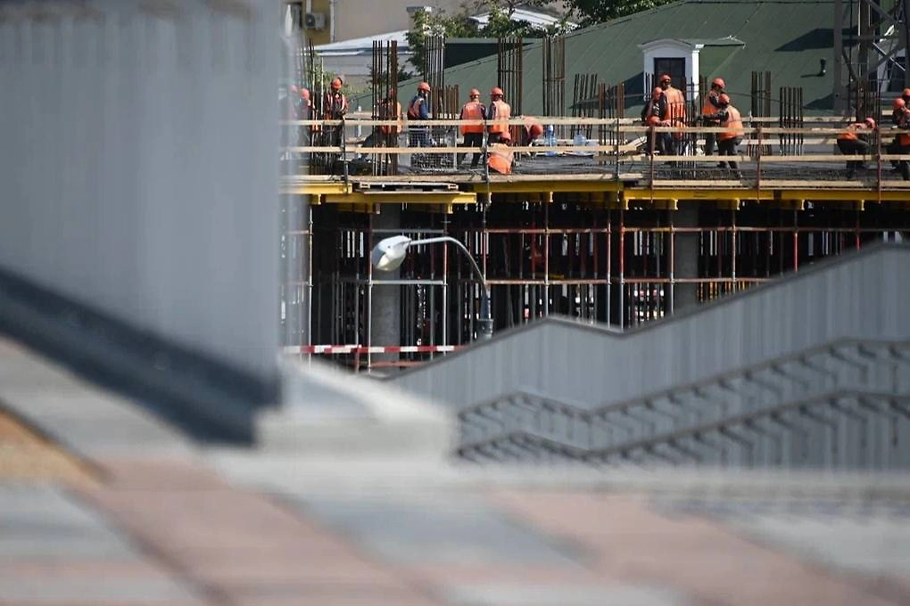 Увольнение мигрантов из-за региональных ограничений в 2026 году. Фото © Life.ru