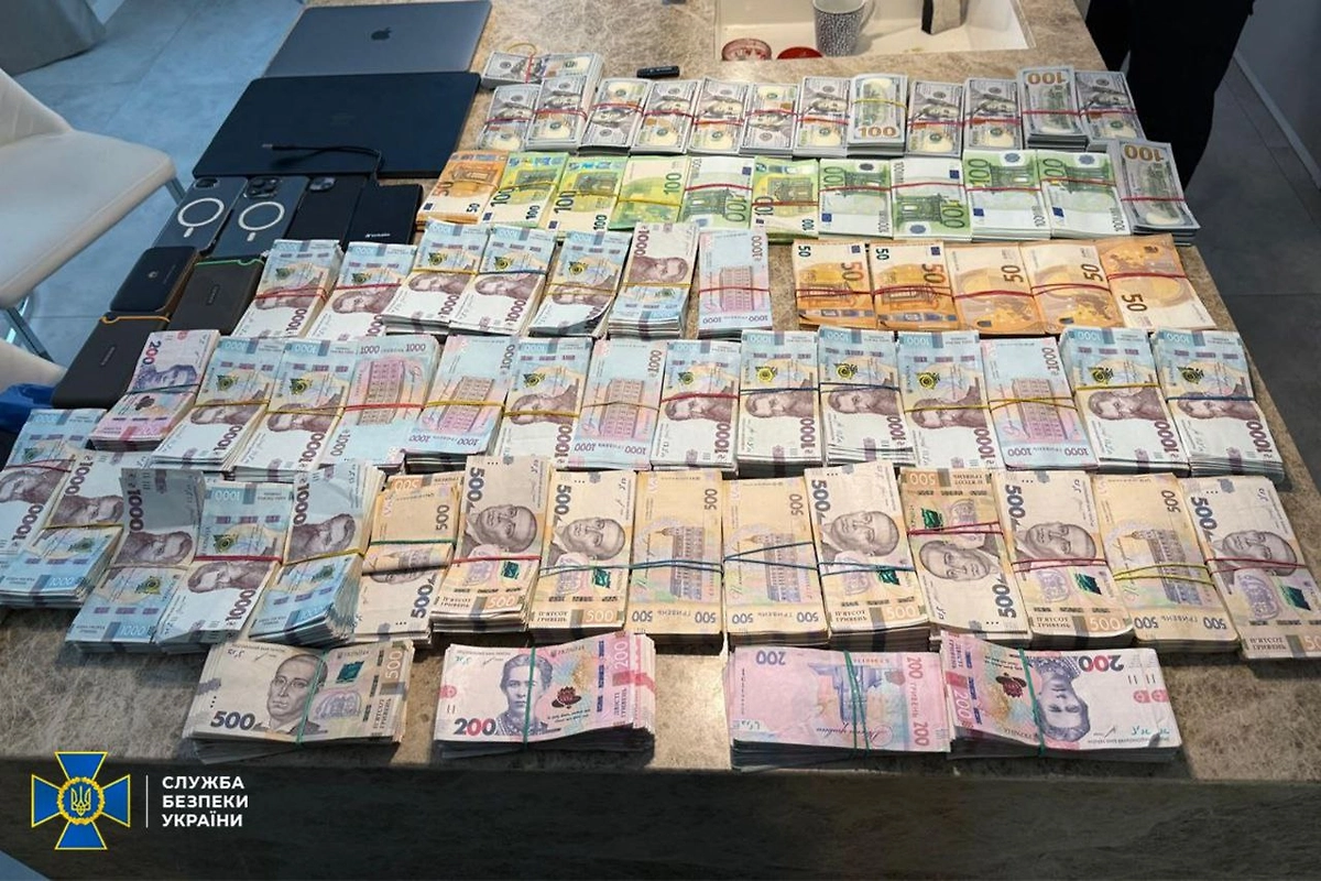 Наличка, найденная дома у фигурантов дела о коррупции на Украине. Фото © Служба безопасности Украины