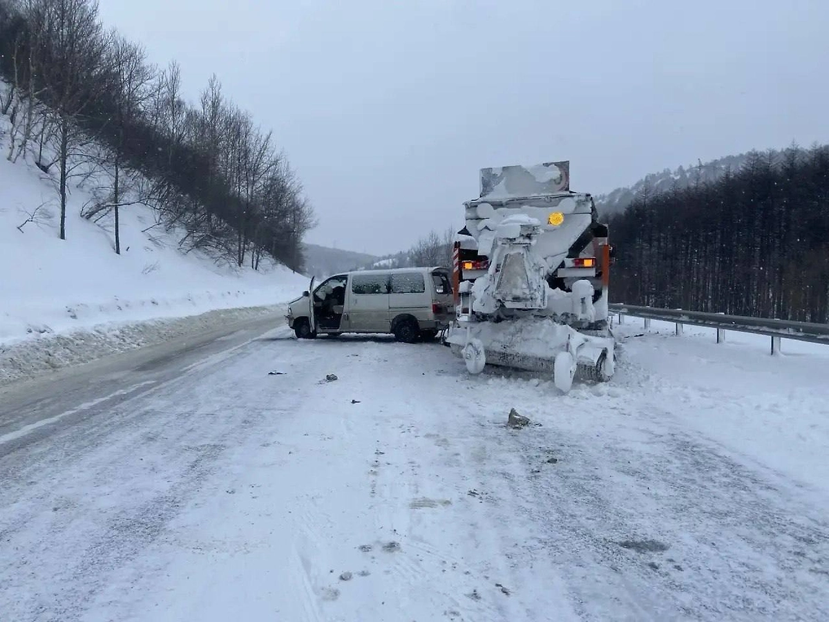 Место ДТП с легковушкой и КамАЗом на Колыме. Фото © Telegram / Госавтоинспекция Магаданской области