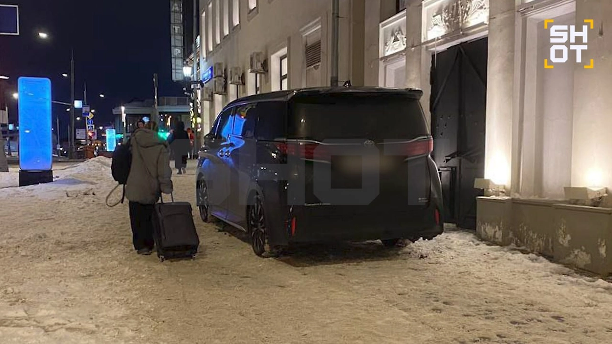 Водитель Ларисы Долиной припарковал иномарку на тротуаре в центре Москвы. Видео © SHOT
