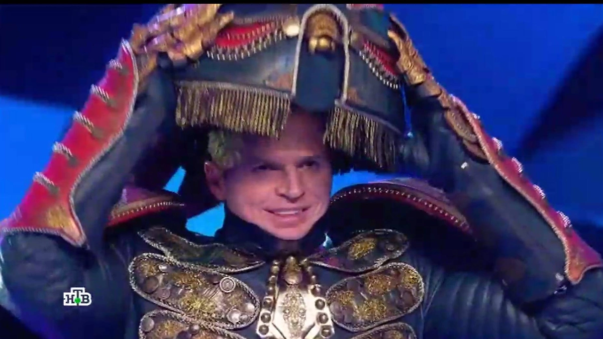 В шоу «Маска-7» 22 февраля маску снял Жук. Оказалось, что под ней скрывался бывший Бузовой!  Фото © Ntv.ru