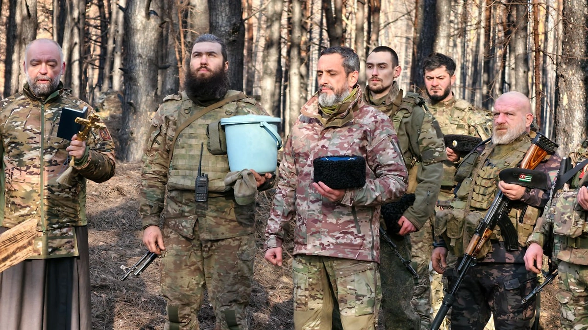 Казаки установили Поклонный крест в зоне СВО. Фото © Telegram / Всероссийское Казачье Общество