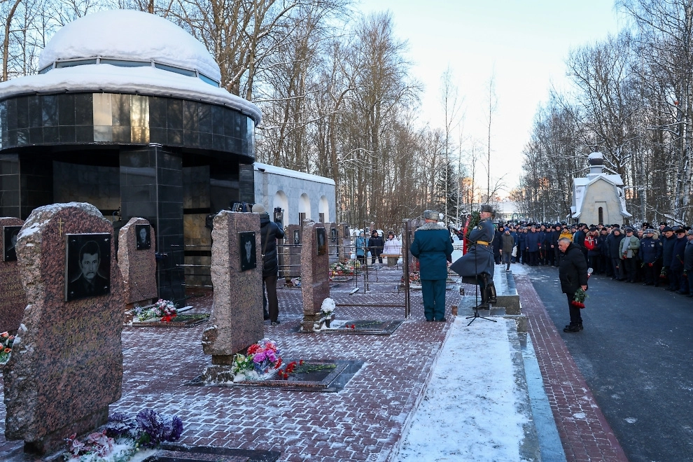 Пожар в гостинице «Ленинград» унёс жизни 16 человек, в том числе 9 сотрудников пожарной охраны. Фото © Администрация Санкт-Петербурга