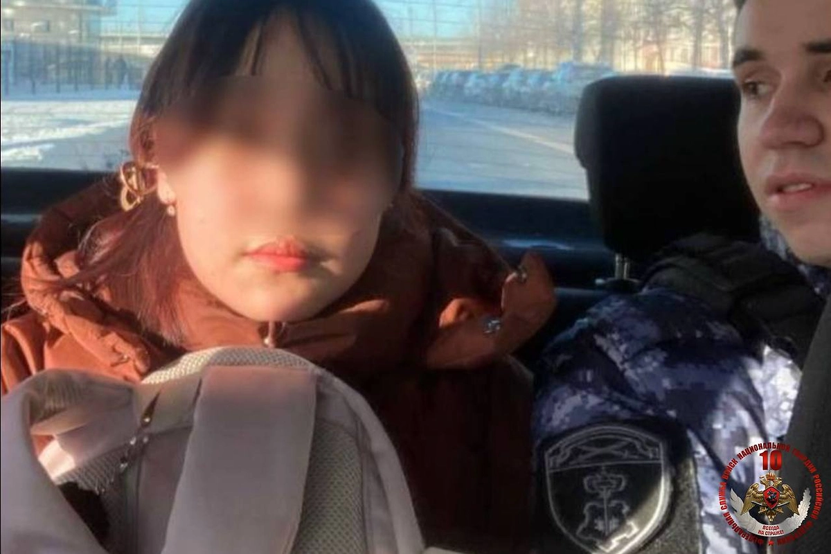Задержанную передали сотрудникам полиции. Фото © Telegram / Росгвардия. Северо-Западный округ