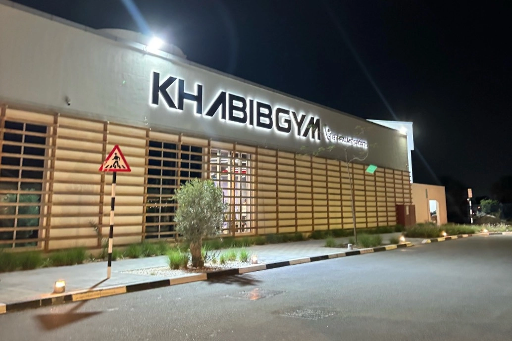 Один зал и толпы раздатчиков флаеров: как выглядит бизнес Хабиба в Абу-Даби на самом деле. Фото © 2gis