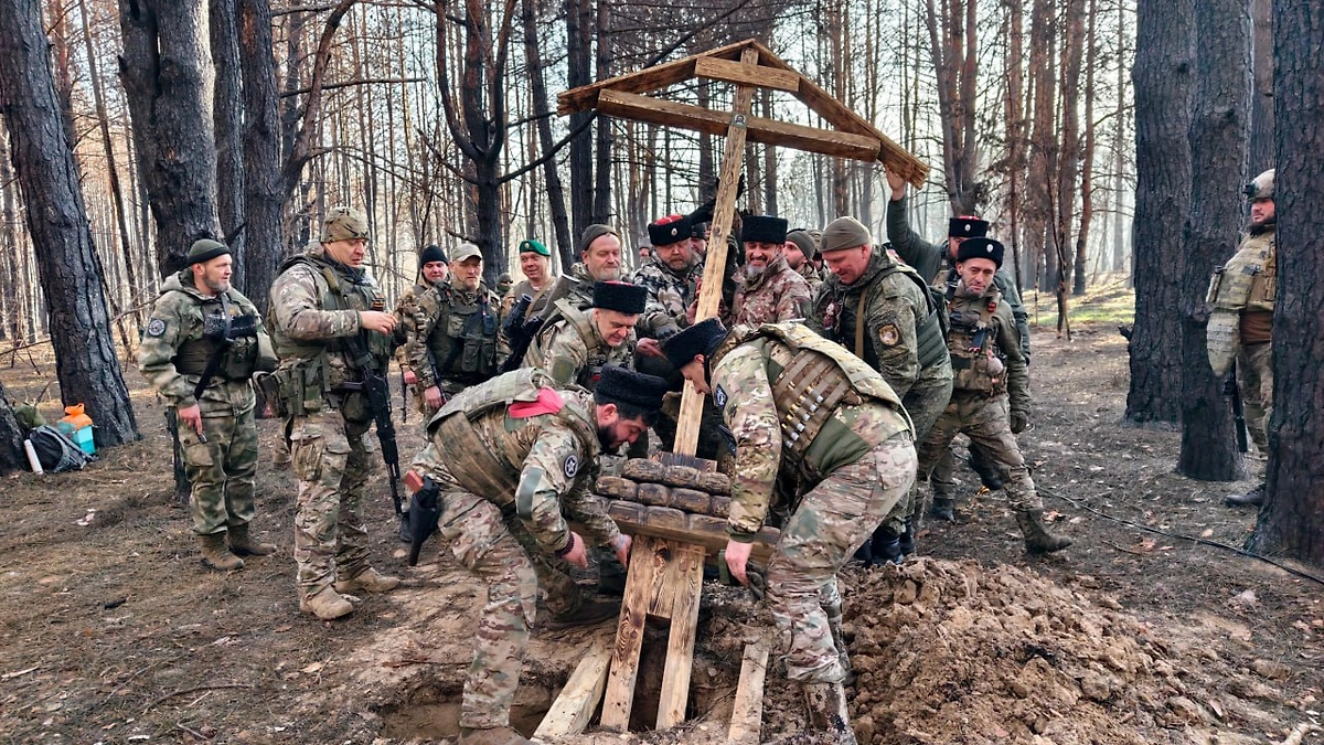 Казаки установили Поклонный крест в зоне СВО. Фото © Telegram / Всероссийское Казачье Общество
