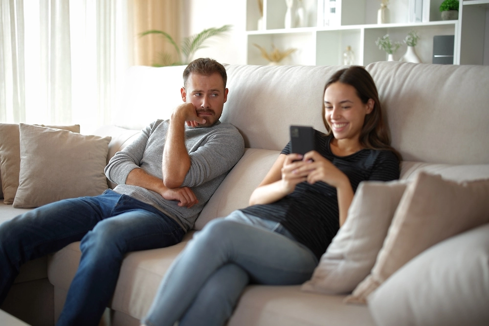 Красные флаги в отношениях: как распознать опасного партнёра. Shutterstock / FOTODOM / Antonio Guillem