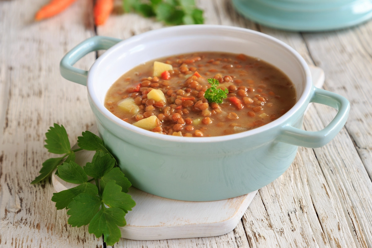Чечевичный суп богат растительным белком. Фото © Shutterstock / FOTODOM / Juefrateam