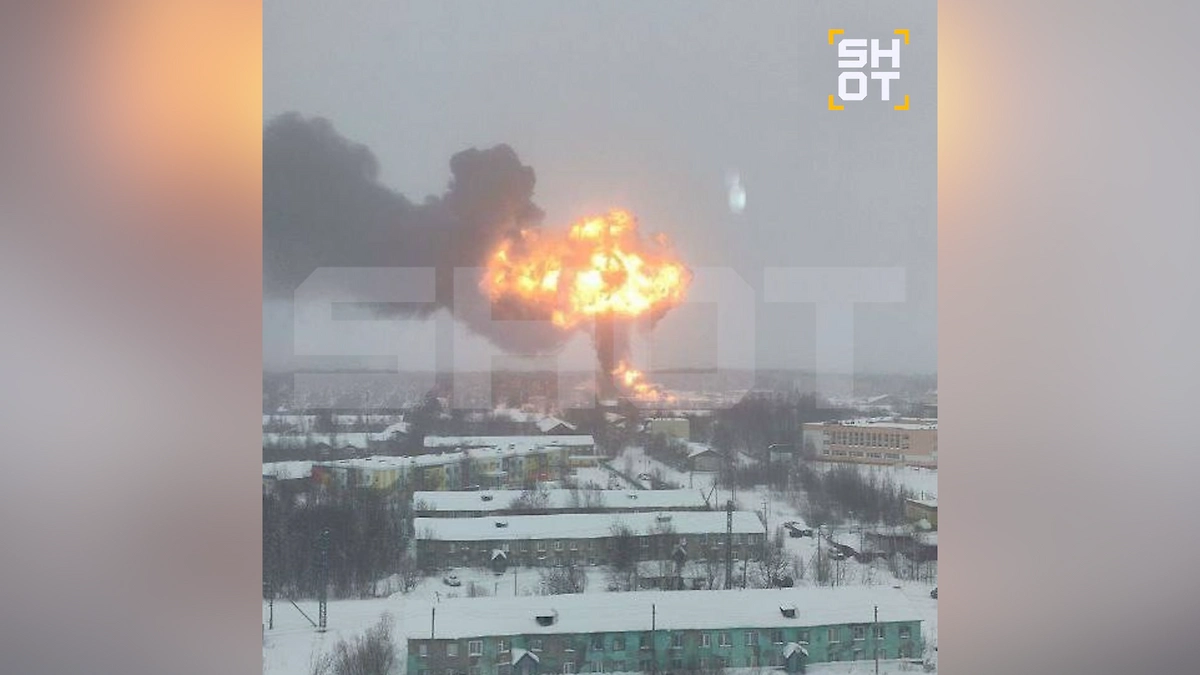 Огненный столб на месте взрыва на заправке в ХМАО. Фото © SHOT
