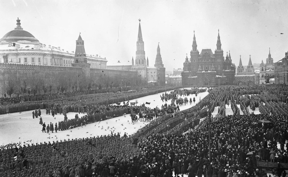 История термина «враг народа»: от революции до отмены в 1958 году. Фото © Парад революционных войск на Красной площади. 4 марта 1917 года. / Wikipedia / Журнал «Нива»
