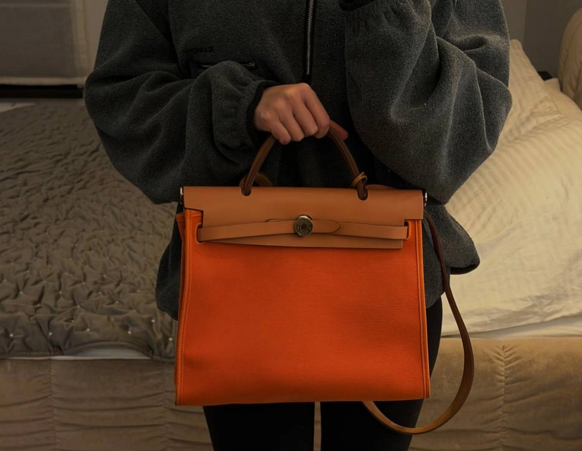 Жена Сабурова распродаёт вещи. Фото © Telegram / SABUROVA DIANA