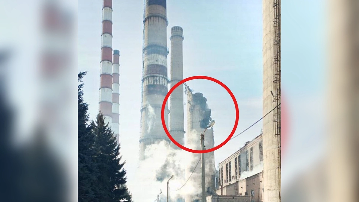 Труба Славянской ТЭС обрушилась после удара Армии России. Фото © «Изнанка»