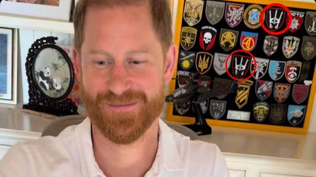 Шевроны «Правого сектора»* позади рабочего стола принца Гарри. Скриншот © Instagram (соцсеть запрещена в РФ; принадлежит корпорации Meta, которая признана в РФ экстремистской) / meghan