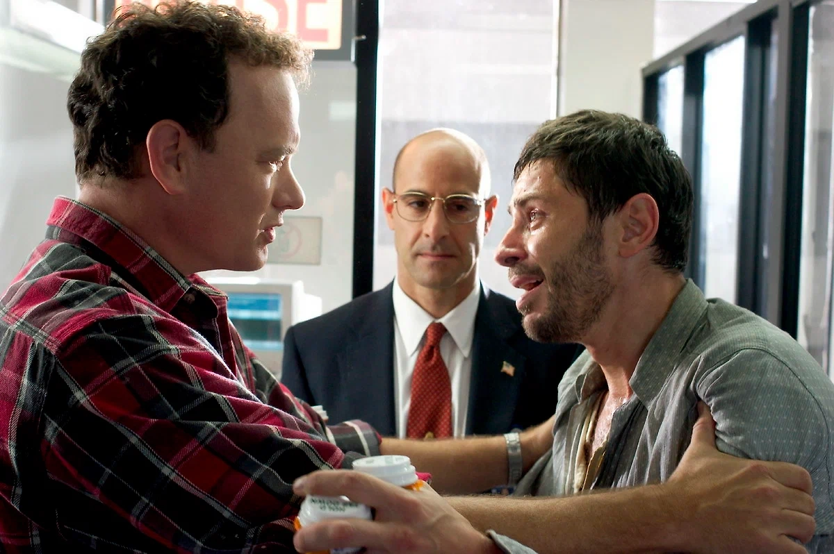 Том Хэнкс и Валерий Николаев. Кадр из фильма © «Терминал». Реж. Стивен Спилберг, сцен. Джефф Натансон, Эндрю Никкол / kinopoisk