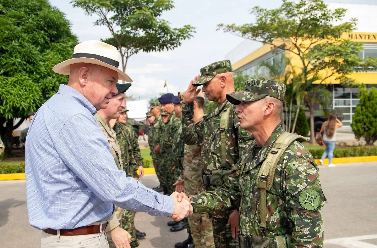 Передача M1117 Колумбии. Фото © X / US Embassy Bogota