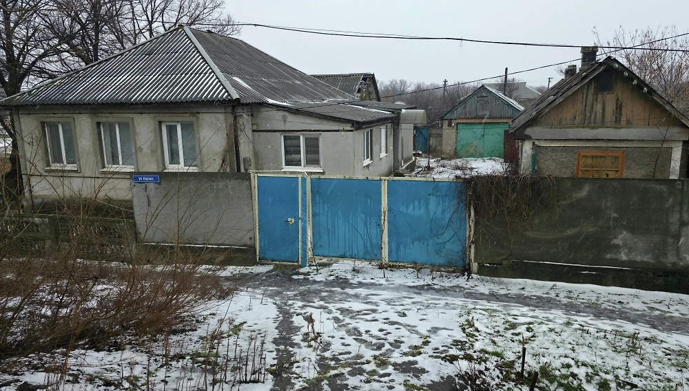 Дом Серебрицкой в ЛНР, которую подозревают в причастности к покушению на генерала Алексеева, пуст, двор заброшен. Фото © РИА «Новости» 