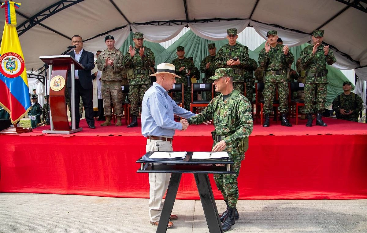 Передача M1117 Колумбии. Фото © X / US Embassy Bogota