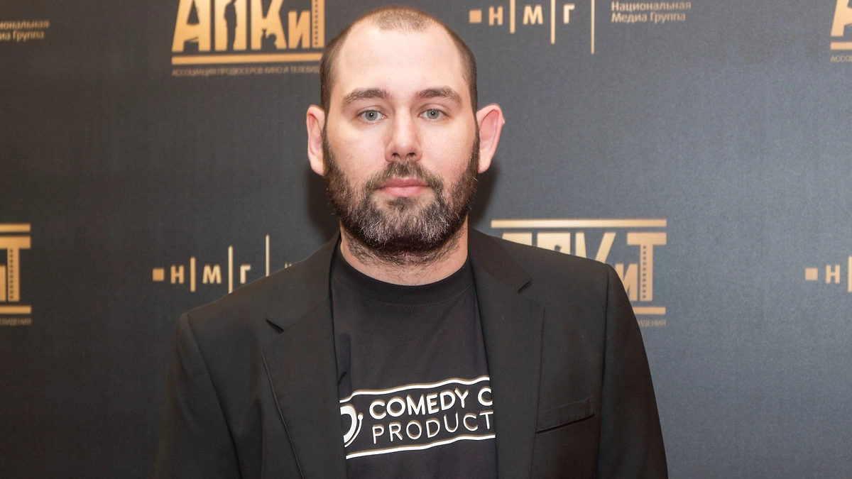 Семён Слепаков заметно поумерил аппетиты после бегства из России. Теперь его реальность — полупустые залы. Фото © ТАСС / Вадим Тараканов