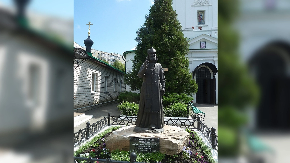 Памятник Иоанну на территории Николо-Песковского храма в Орле. Фото © Wikipedia / Skklm15 