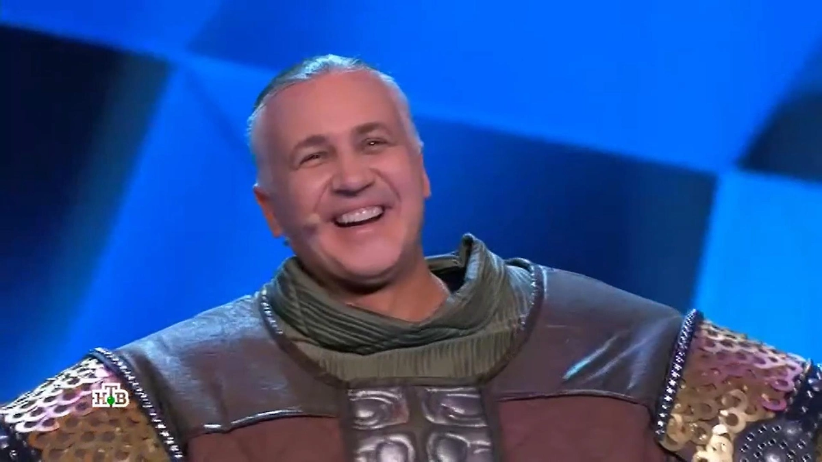 В шоу «Маска-7» в 4-й серии маску снял Богатырь. Под ней скрывался близкий друг членов жюри, но никто его не узнал! Фото © Ntv.ru