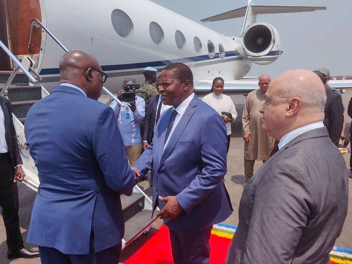 Президент ЦАР Туадера в аэропорту перед вылетом в Россию. Фото © Telegram / Посольство России в ЦАР