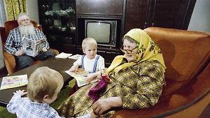 7 привычек советских бабушек и дедушек, которые позволяли вырастить умных внуков