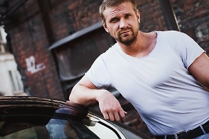 Актёр "Улиц разбитых фонарей" спас от смерти женщину на остановке