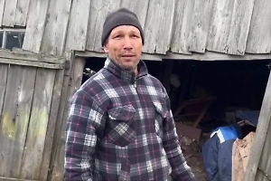 Жители Курганской области после паводка ловят рыбу прямо в огородах