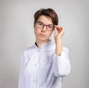 Единственное, на что стоит ориентироваться в этом вопросе, — индивидуальный график и ритм жизни. И, отталкиваясь от этого, ужинать за три часа до сна. За это время еда успеет перевариться, и утро будет энергичным, без "отягчающих" обстоятельств в виде отёков, вялости, проблем с желудком и т.д.