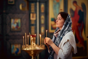 Священник рассказал, можно ли женщинам с макияжем заходить в храм