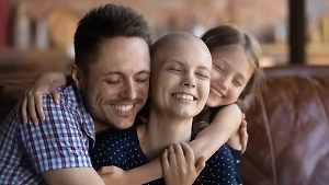 Пережившие рак рассказывают о симптоме, который в конце концов заставил их обратиться к врачу