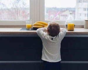 Детей выкинули с балкона в Бердянске, когда мать оставила их под присмотром пьяных знакомых