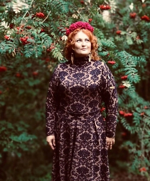 Черёмуха на самом деле это всё-таки род слив. Наша красавица, в отличие от других слив и всех цветущих по весне, пошла немножечко другим путём, отдав свои силы не в ягоды, а в цветение, за что мы, наверное, её и ценим. И тут мы подходим к главной хитрости нашей красавицы-черёмухи: именно холода помогают раскрыться цветочкам. Как точечный механизм, который даёт команду: приморозило — ура, всем бутонам раскрыться.