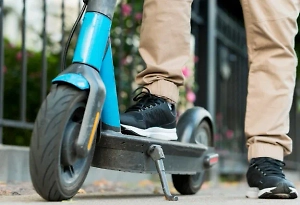 Солист Мариинского театра сломал рёбра, попав в ДТП  на самокате в Петербурге